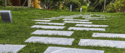 Ścieżka z kostki brukowej w ogrodzie