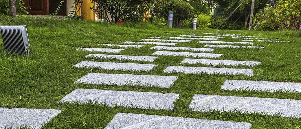 Ścieżka z kostki brukowej w ogrodzie