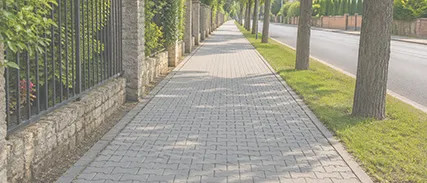 Nowoczesny chodnik z kostki brukowej – inspiracje i praktyczne porady