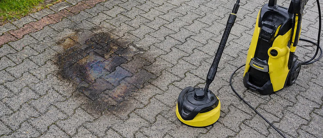Jak usunąć olej z kostki brukowej?