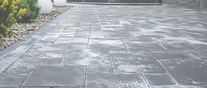 Wykwity wapienne na kostce brukowej – dlaczego powstają i jak im zapobiegać?